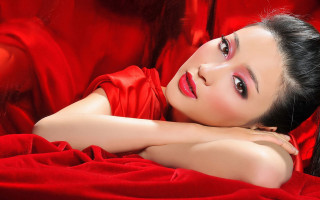 Woman laying red blanket arms - eye free wallpaper