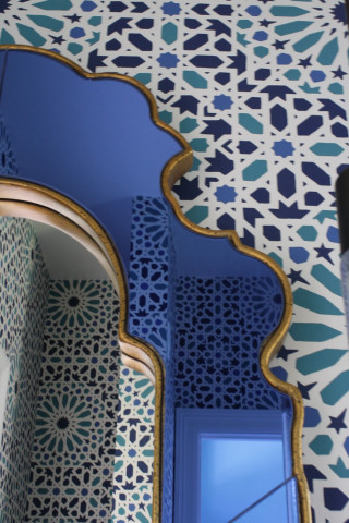 Mirror wall blue white pattern - gaudy free wallpaper