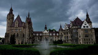 Castle fountain cloudy sky dark - artur tarnowski free wallpaper