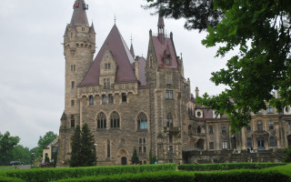 Large castle clock tower sidewalk - a large castle free wallpaper