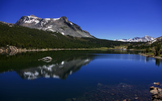 Mountain lake forest sky rocks 5 - a clear blue sky above free wallpaper