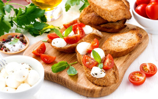 Wooden cutting board bread tomatoes - a wooden cutting board free wallpaper