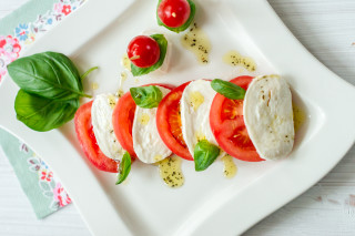 Plate tomatoes mozzarella basil napkin - coppo di marcovaldo free wallpaper