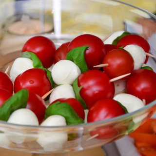 Bowl tomatoes mozzarella table food - a spoon free wallpaper