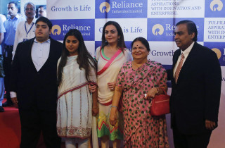Group people red carpet blue - floor free wallpaper