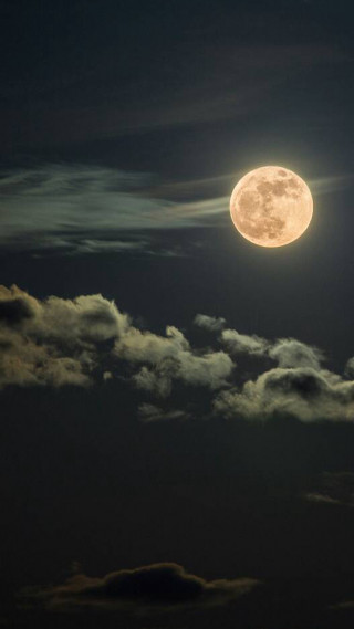 Full moon clouds dark sky - a full moon free wallpaper