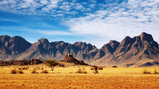 Desert mountain range blue sky 2 - a mountain range in the background free wallpaper