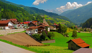 Mountain village road houses scenery - a few house free wallpaper