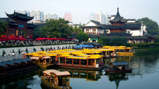 Yellow boats lake city skyline - top of a lake next free wallpaper