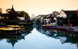 River boats buildings skyline clouds - a sky line in the background free wallpaper