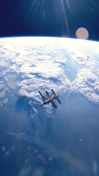 Space shuttle flying earth sunlight - free airplane wallpaper