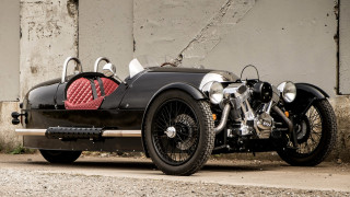 Black motorcycle red seat dieselpunk - the side of a road next free wallpaper