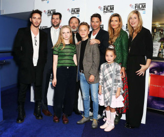 Group people blue carpet white - a white wall free wallpaper