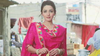 Woman pink dress gold jewelry - a man in the background free wallpaper