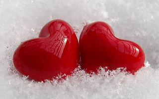 Two red hearts snow together - small free wallpaper