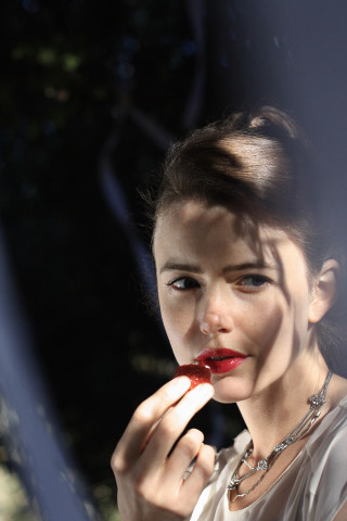 Woman necklace lipstick mirror smile - a necklace free wallpaper