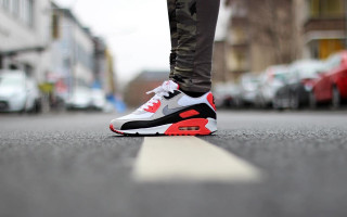 Person street red white shoe - de stijl free wallpaper