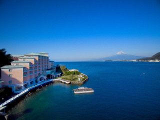 Boat hotel water mountain clear - a clear day free wallpaper