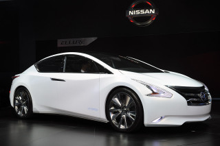 White car showroom nissan logo - the wall behind free wallpaper