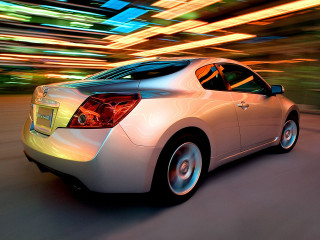 White car night motion blur - a building in the background free wallpaper