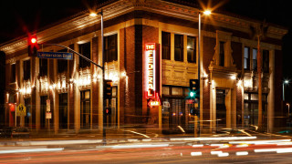 Building corner sign nighttime car - the corner free wallpaper