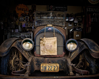 Old car bag grill garage - an old car free wallpaper