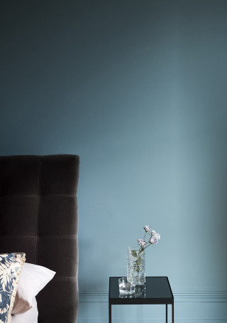 Small table vase flowers bed - tonalism free wallpaper