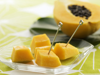 Mangoes cut up green leaf - a green leaf free wallpaper