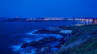 City lit ocean shore lighthouse - almada negreiro free wallpaper