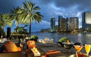 Cityscape night palmtrees restaurant tables - table free wallpaper