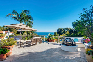 Patio firepit ocean view trees - a patio free wallpaper