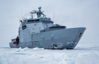 Large boat ocean snow ice - a large boat in the middle of the ocean free wallpaper