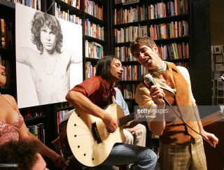 Man playing guitar woman singing - a bookcase free wallpaper