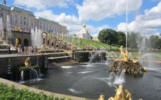 Large fountain water spouting people - a bunch of water free wallpaper
