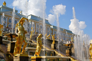 Fountain statues building sky background - a building in the background free wallpaper