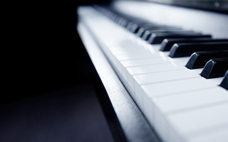 Piano keys black background white - a close up of a piano keyboard free wallpaper