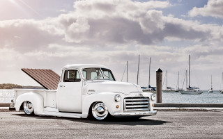 White truck parked water boats - clean free wallpaper