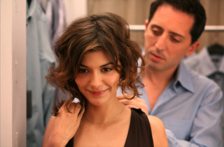 Man helping woman hair dressing - done free wallpaper