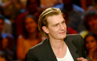Man blackjacket white shirt bokeh - de stijl free wallpaper