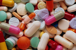 Pills tablets heart pill bottle - top of them free wallpaper