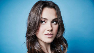 Woman longhair bluebackground seriouslook anna - her eye wide open free wallpaper