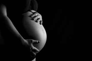 Pregnant woman belly black white - in the dark free wallpaper