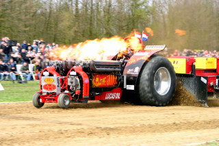 Tractor fire engine dirt track - the stand behind free wallpaper