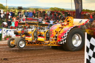 Monster truck dirt road crowd - a crowd of people watching free wallpaper