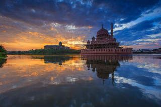 Large building lake cloudy sky 5 - top of a lake under a cloudy sky free wallpaper