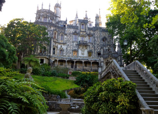 Gothic castle stairs statue grassy - a statue in front free wallpaper