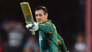 Heroic man green uniform batting - a crowd watching free wallpaper