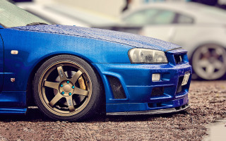 Blue car street tiltshift clock - a blue car free wallpaper