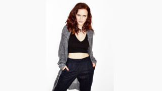 Woman black top pants gray - de stijl free wallpaper