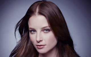 Woman long hair posing picture - gray free wallpaper for desktop